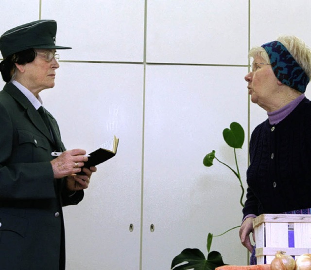 Gerda Schlenker als Polizist und Rita Proske als Marktfrau.  | Foto: Kopp