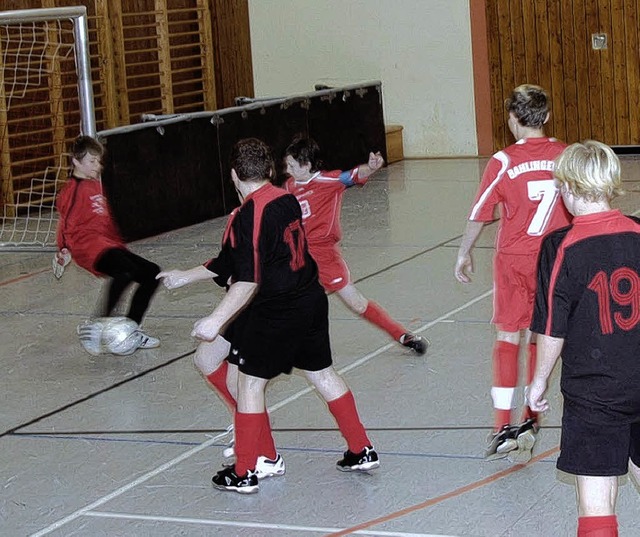 Spielszene  beim Hallenfuballturnier.   | Foto: Peter