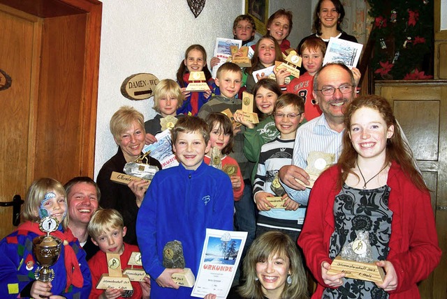 Mit handgefertigten Pokalen wurden die...isterschaften in Titisee  geehrt.       | Foto: Monika  Hofmeier