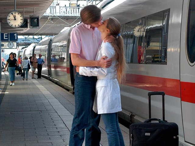 In Deutschland erlaubt &#8211; in eine...: der Abschiedskuss auf dem Bahnsteig.  | Foto: Ingo Schneider