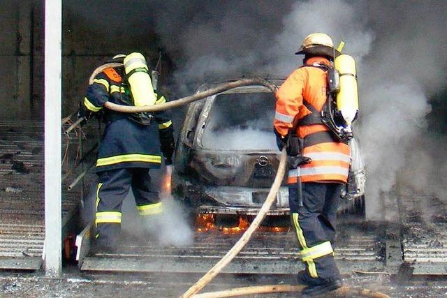 Vier Autos und ein Roller verbrennen im Carport