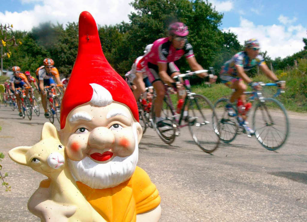 Radsportbegeisterter Zwerg bei der Tour de France.