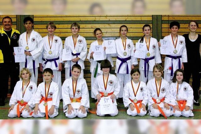 Junge Karateka freuen sich ber viele Medaillen