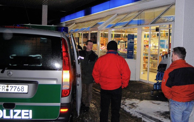 Nach dem berfall auf diese Tankstelle war die Polizei schnell vor Ort.   | Foto: Max Spiegelhalter