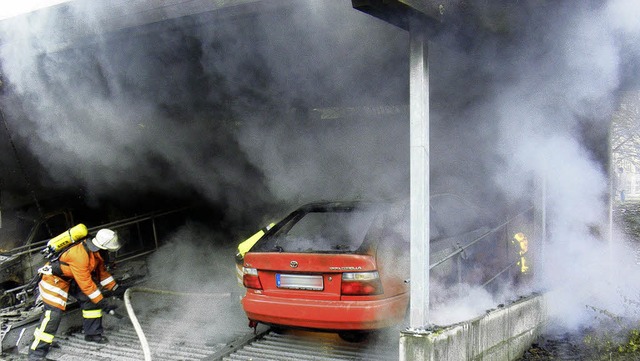 Dicke Rauchwolken zogen ber die Ostst...n Morgen eine Carport-Anlage brannte.   | Foto: Fotos: Polizei