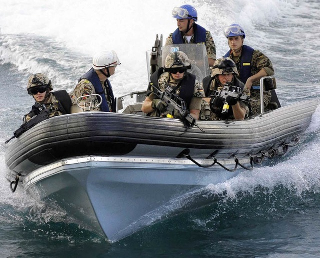 Schwierige Mission: Deutsche Soldaten auf einem Schnellboot im Golf von Aden  | Foto: DDP