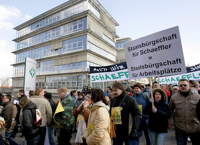 Beschftigte des frnkischen Zuliefere...ch fr staatliche berbrckungshilfen.  | Foto: dpa