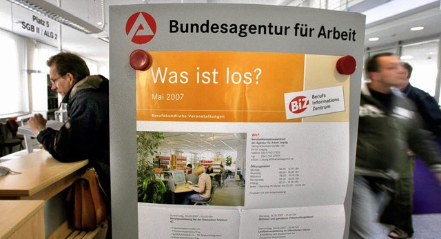 Mnner informieren sich ber   mglich...ltze in einem Job-Center in Leipzig.   | Foto: DPA