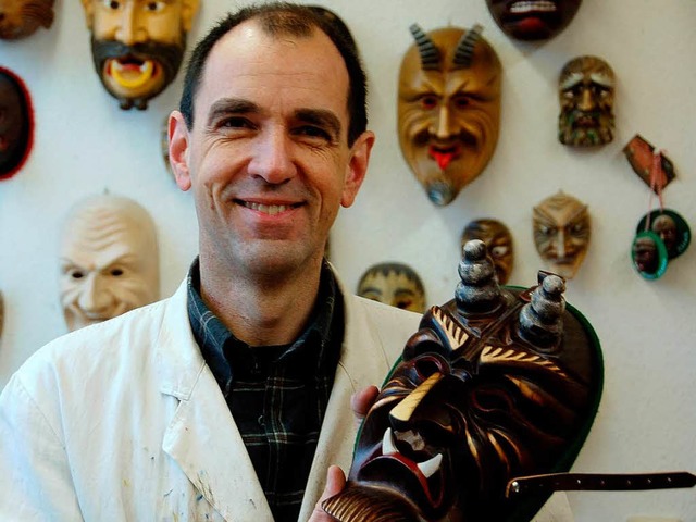 Adrian Burger fertigt die Masken von H... sie dem Gesicht des Trgers genau an.  | Foto: Nicolas Scherger