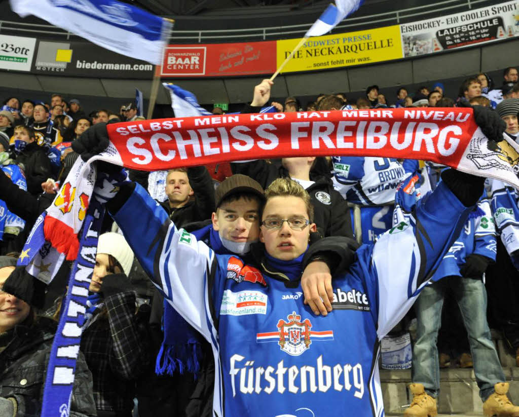 Die Freiburger Wlfe triumphieren ber die Schwenninger Schwne.
