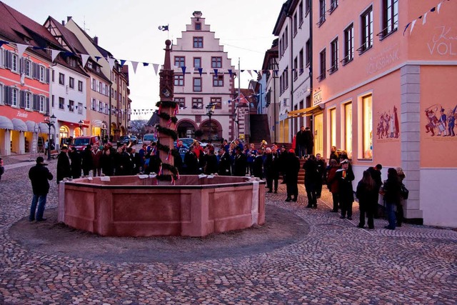 Der neue Rathausbrunnen steht und das ... noch fehlt, strte die Narren nicht.   | Foto: Wendel