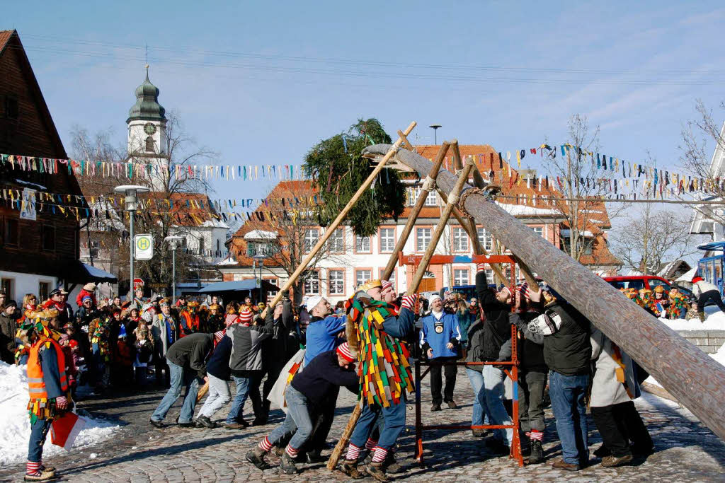 Der Narrenbaum wurde auf dem Rathausplatz in Grafenhausen  aufgerichtet