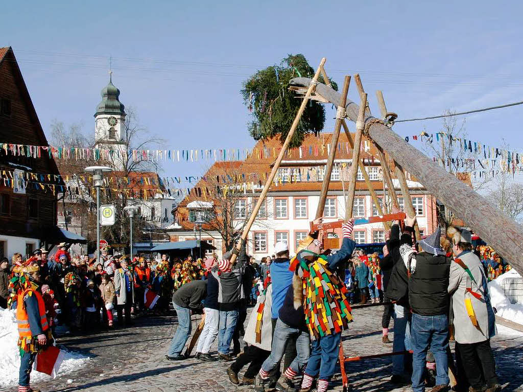 Der Narrenbaum wurde auf dem Rathausplatz in Grafenhausen  aufgerichtet