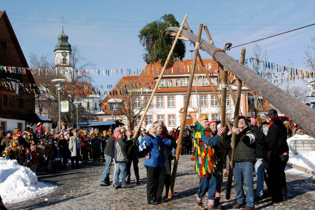 Der Narrenbaum wurde auf dem Rathausplatz in Grafenhausen  aufgerichtet