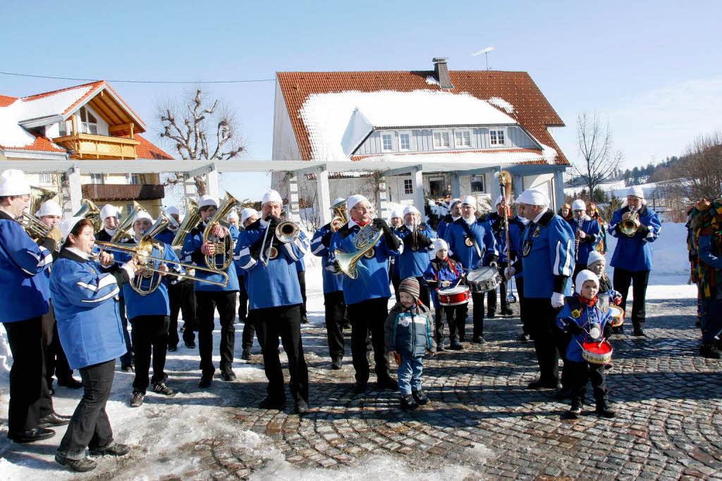 Der Narrenbaum wurde auf dem Rathausplatz in Grafenhausen  aufgerichtet. Fr musikalische Stimmung sorgte die Trachtenkapelle