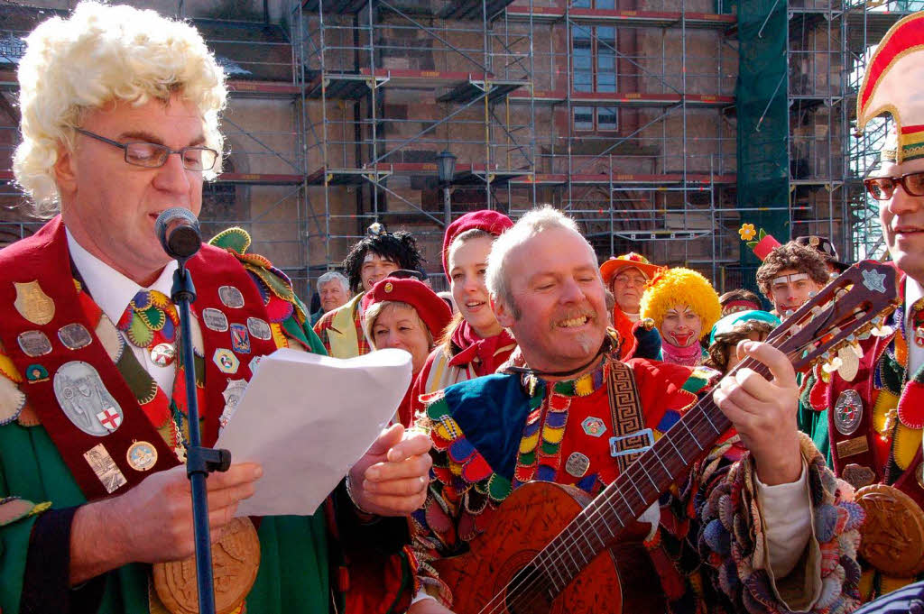 Zunftmeister Wilfried Meyer lie kein gutes Haar an dem Breisacher Bau " im Uralt-Stil" und sang sogar.