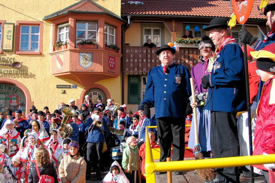 Löffingens Bürgermeister Norbert Brugger muss die Macht an die Narren abgeben. (Foto: Martin Wunderle) Löffingens Bürgermeister Norbert Brugger muss die Macht an die Narren abgeben. (Foto: Martin Wunderle)