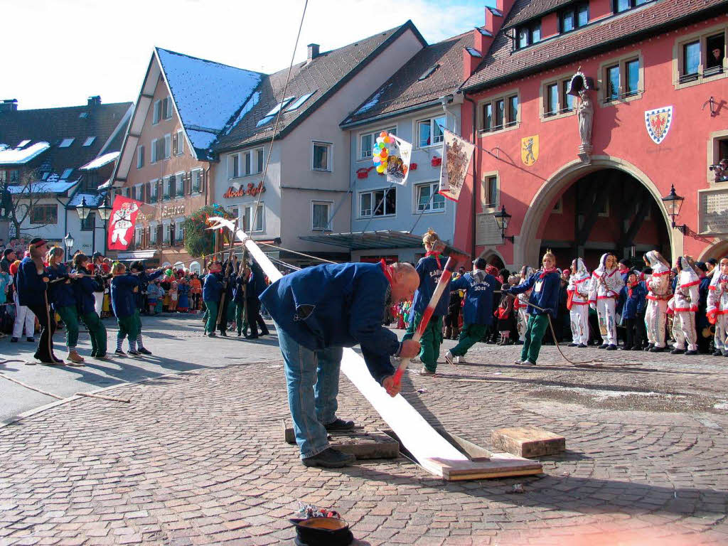 Die 20er stellen den Narrenbaum