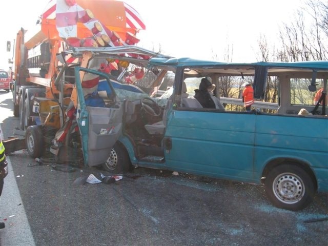 Der Fahrer dieses Buses hatte keine Ch... in einen Baustellenlaster gerast war.  | Foto: bz