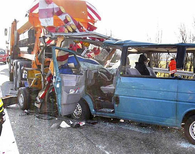 Tdlich verletzt wurde der Fahrer eine...gswagen der Autobahnmeisterei auffuhr.  | Foto: POLIZEI