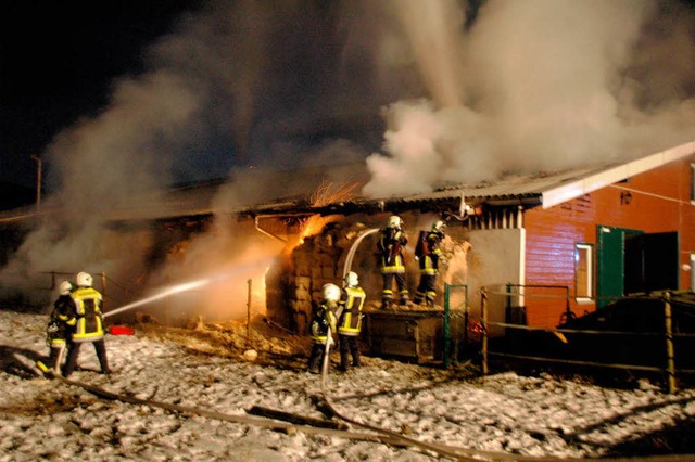Der Reitstall in Wallbach brennt, die Feuerwehr ist im Einsatz.  | Foto: FRED THELEN