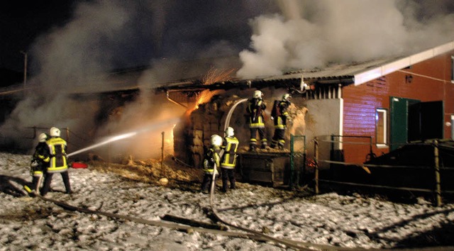Gestern Abend: Feuer im Wallbacher Reitstall.    | Foto: fred thelen