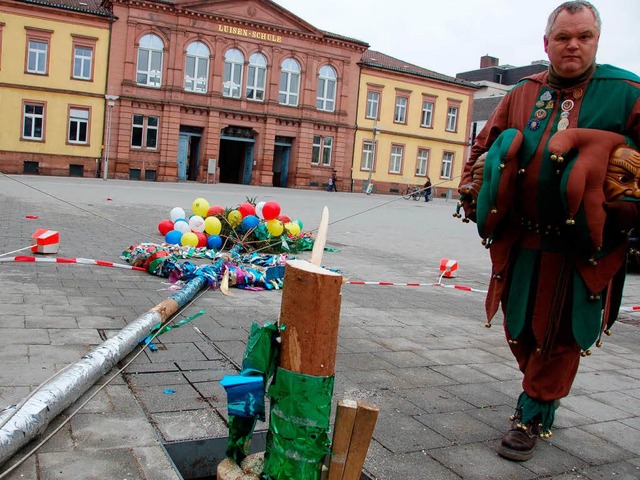 Die Narren sind schockiert: Ihr Narren...darnieder. Inzwischen steht er wieder.  | Foto: Peter Bomans