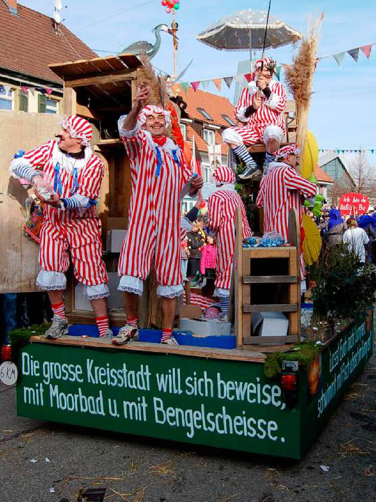 Das Naturbad auf die Schippe genommen: beim Umzug in Waldkirch-Buchholz.