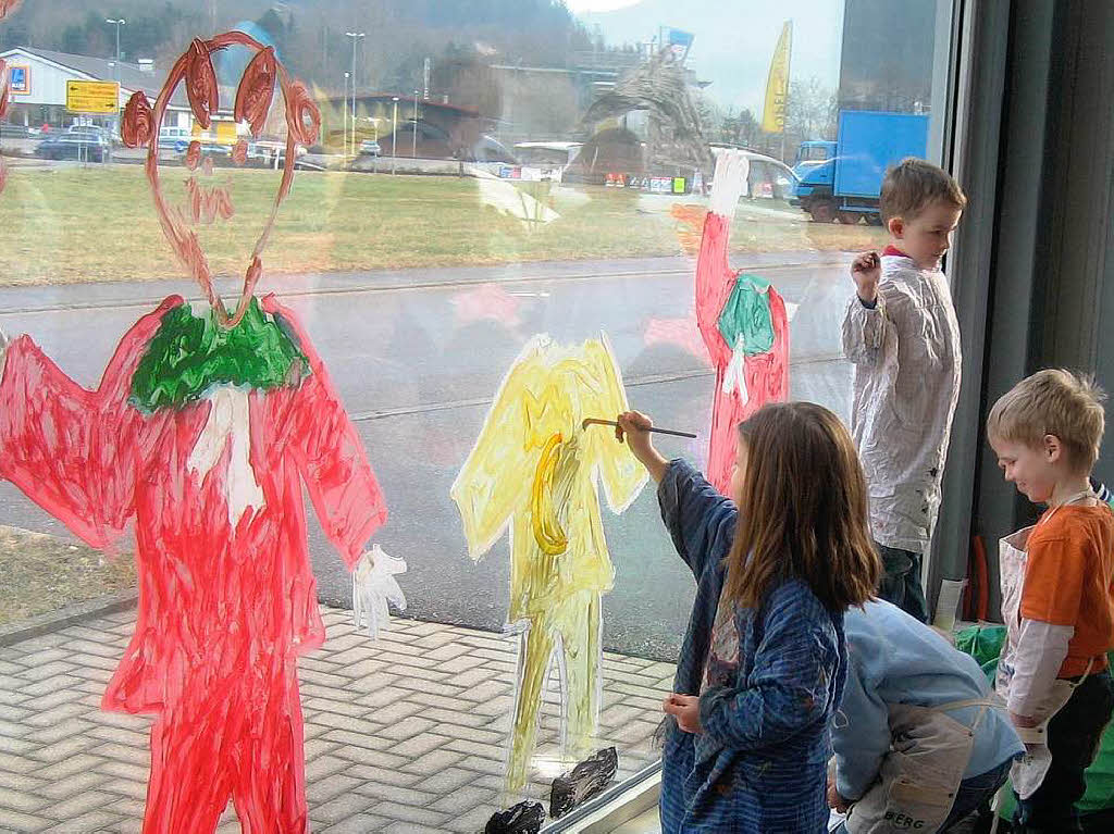 Auch dieses Jahr hat Lothar Ruf einige Kinder des Kindergartens Elzach eingeladen, die Fenster am Autohaus Ruf zu bemalen.