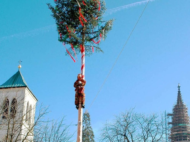 Ein Bild aus unbeschwerten Tagen: Hier... am Narrenbaum. Nun wurde er entfhrt.  | Foto: Brigitte Sasse
