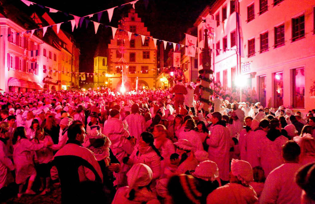 Tausende von Hemdglunkern bevlkerten den historischen Endinger Marktplatz und die Innenstadt.