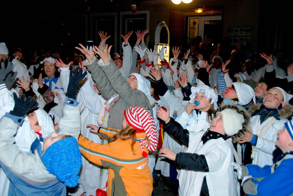 Vor dem Sasbacher Rathaus warten die Kinder auf den „Bonbon-Regen“.