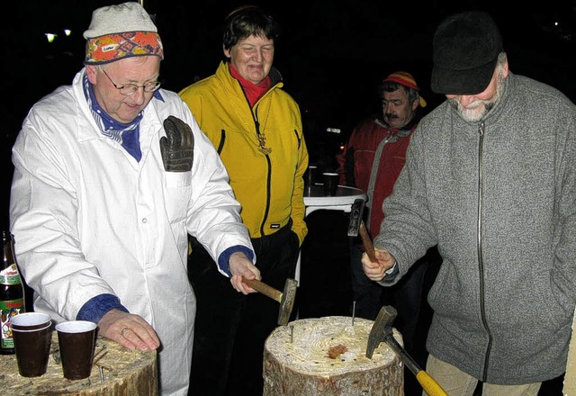 Bernaus Brgermeister Rolf Schmidt (li...m Rathausplatz in Bernau  aufgestellt.  | Foto: Ulrike Spiegelhalter