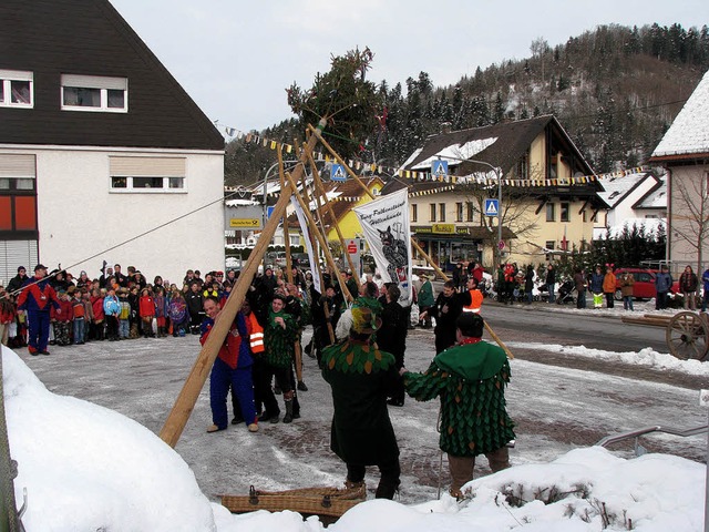 Mit vereinten Krften wurde der Narren...m Rathaus in Buchenbach aufgerichtet.   | Foto: ulrich kluge