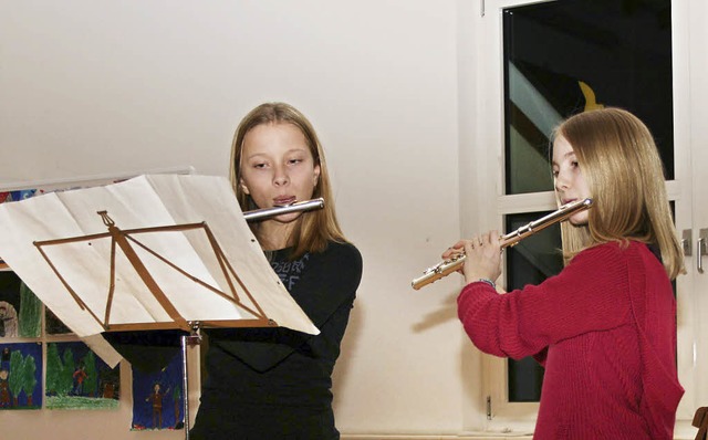 Mit Querflte: Annkathrin Voos und Katharina Kornmeier    | Foto: Saurer