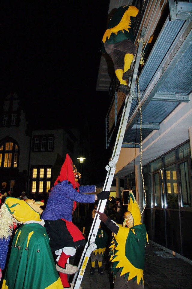Welschkorngeister und Steinbruchhexen erstrmen das Rathaus  | Foto: Cornelius Welsch