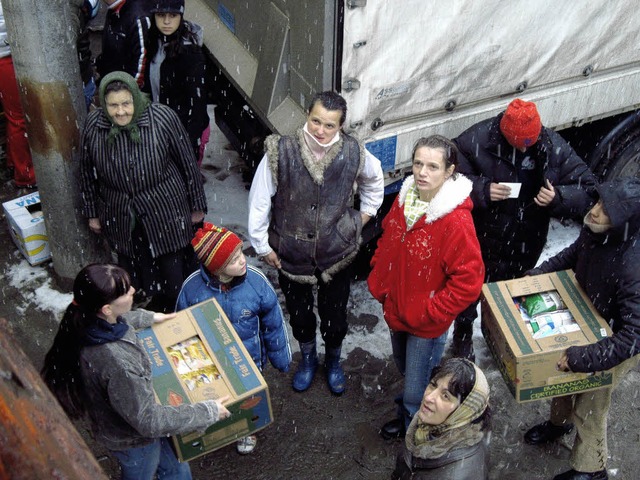 Fr Familien, Kinder und alte Menschen...e Lebensmittelpakete Hilfe in der Not.  | Foto: Frderverein