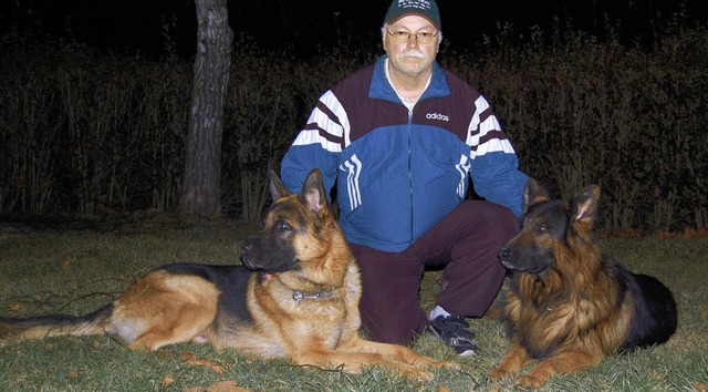 Jalk und Rambo mit ihrem Herrchen Joachim Nissle.   | Foto: Hundeverein