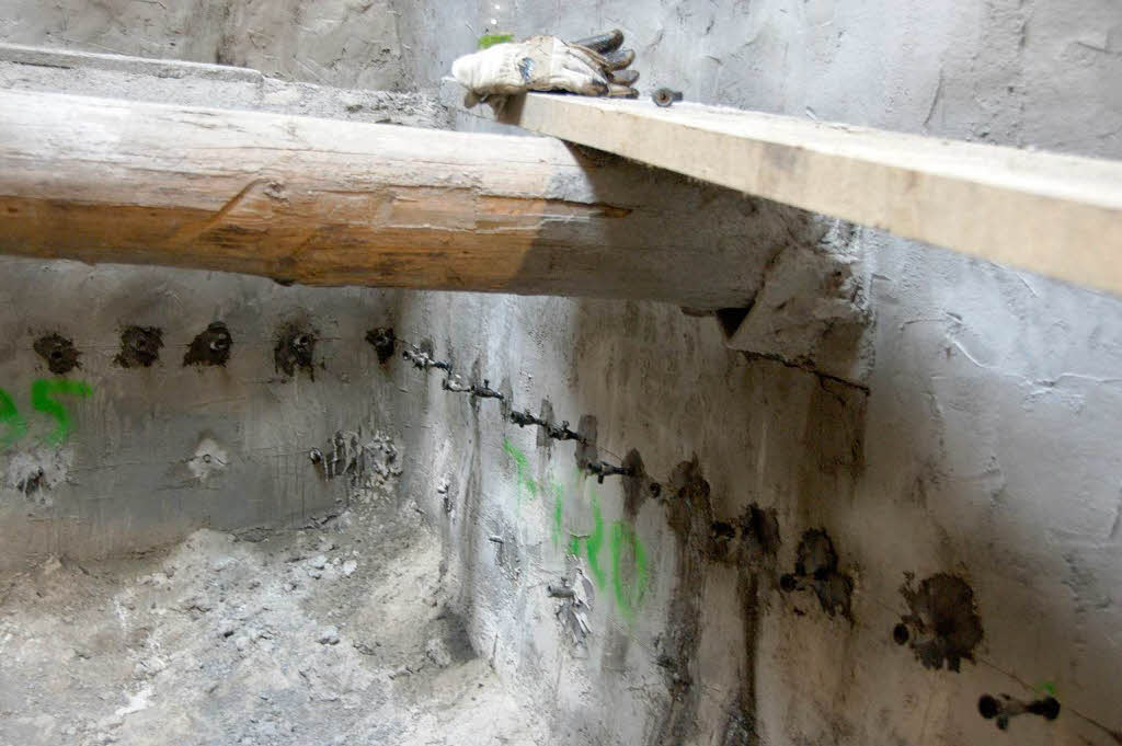Im Abstand von 20 Zentimeter wird durch kleine Bohrlcher Flssigbeton gespritzt, damit das Mauerwerk trocken bleibt.