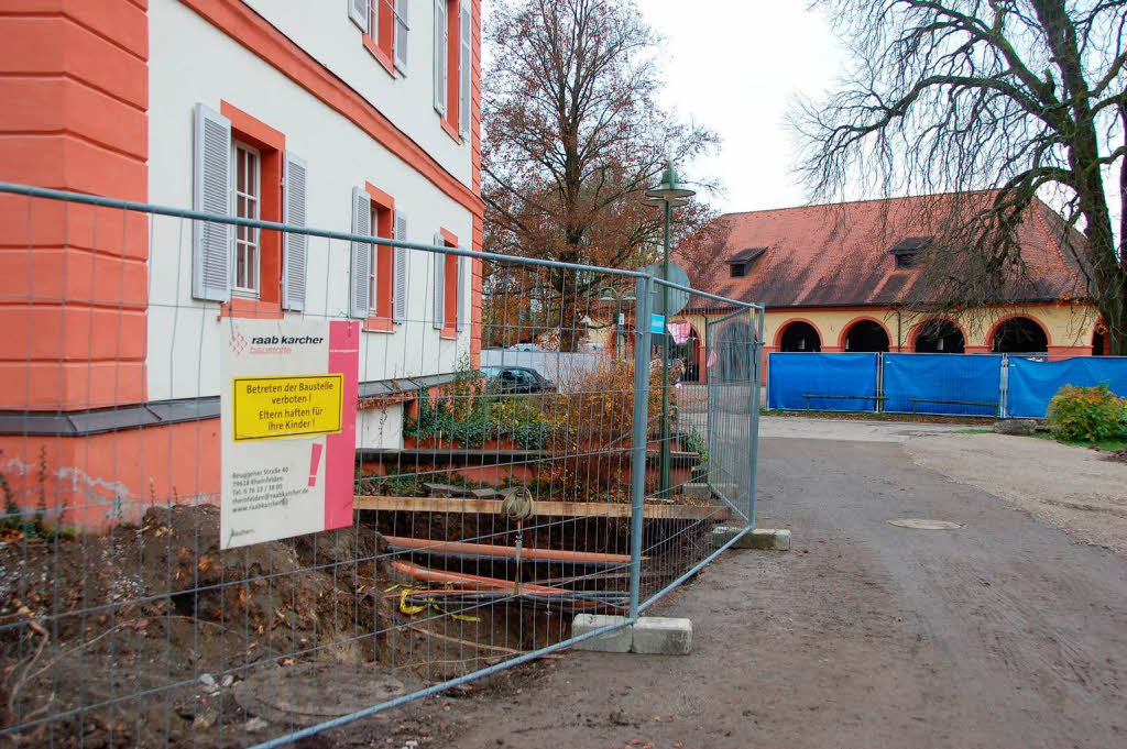 Der Schlosshof ist noch Baustelle. Um die Anlage vor dem hheren Rheinpegel in Zukunft zu schtzen, wurde auch viel gegraben.