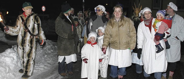 Im Schnee zogen die Hemdglunker am Schmutzigen Donnerstag durch Schweighausen.   | Foto: heidi fssel
