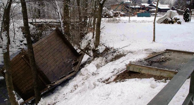 Bei einem Wendemanver hat ein Lastwag... des Flussbetts der Rench  geschubst.   | Foto: Polizei