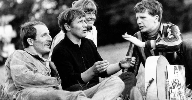 Der junge Walter Mossmann (r.) mit Han...nd anderen 1967 auf der Burg Waldeck.   | Foto: mossmann