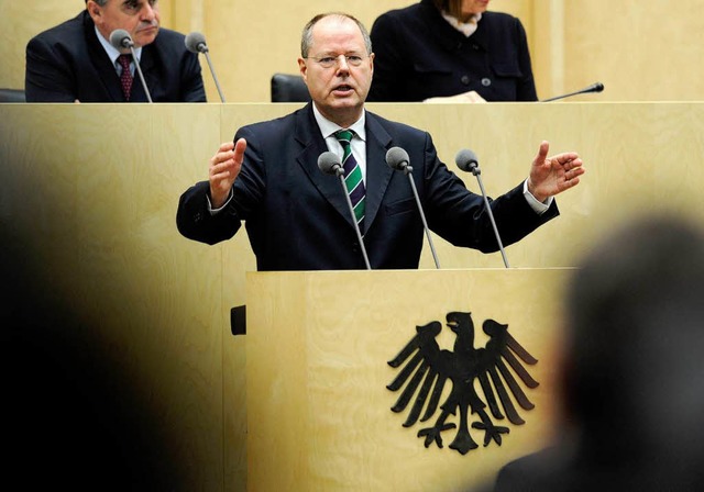 Bundesfinanzminister Peer Steinbrck kmpft fr das Konjunkturpaket.  | Foto: dpa