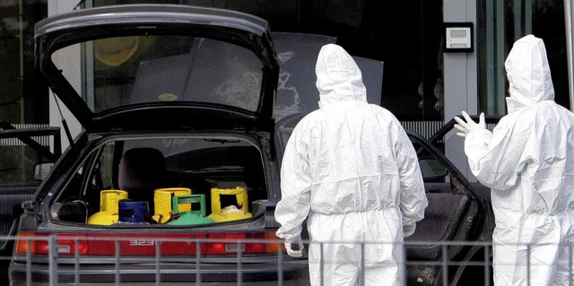 Ein Auto, fnf Sprengstoffflaschen: Di...nstrzen lassen, wre sie explodiert.   | Foto: dpa