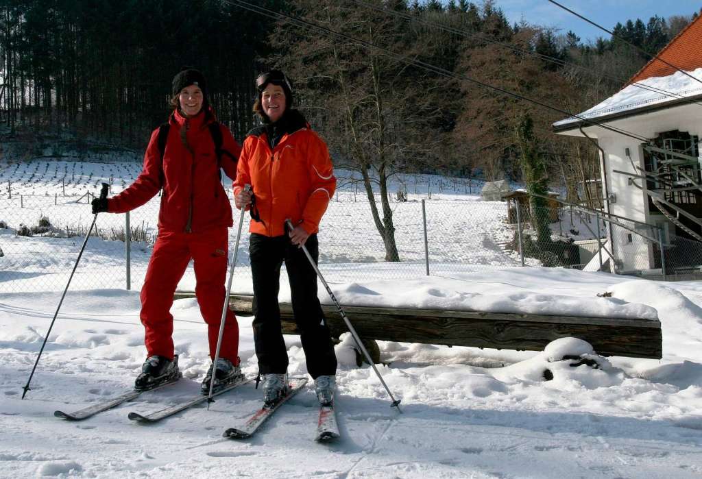 Arbeit im Schnee: Heike Spannagel und Rita Eggstein  (von links).