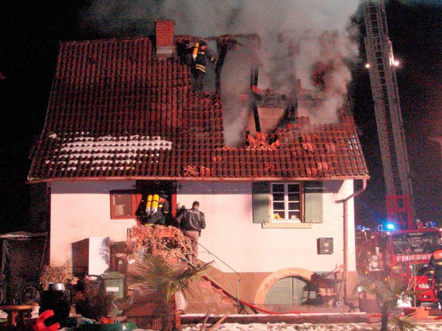 Als die Feuerwehr am Brandort an der B...ten bereits Flammen aus dem Dachstuhl.  | Foto: Feuerwehr Emmendingen