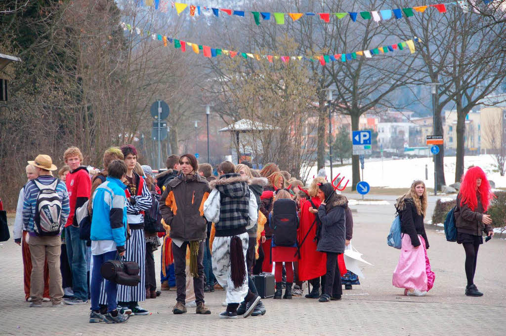 Fasnet in Denzlingen: Endlich kommen die Narren und strmen die Schule