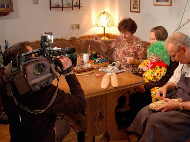 <Bildtext>Ein TV Team besuchte Erna un... derzeit heibegehrt sind. </Bildtext>  | Foto: Horst Dauenhauer