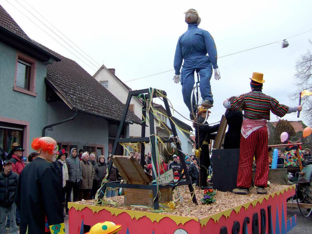 Ausgelassene Narretei und Frohsinn beim Fasnetumzug am Sonntag in Hartheim.